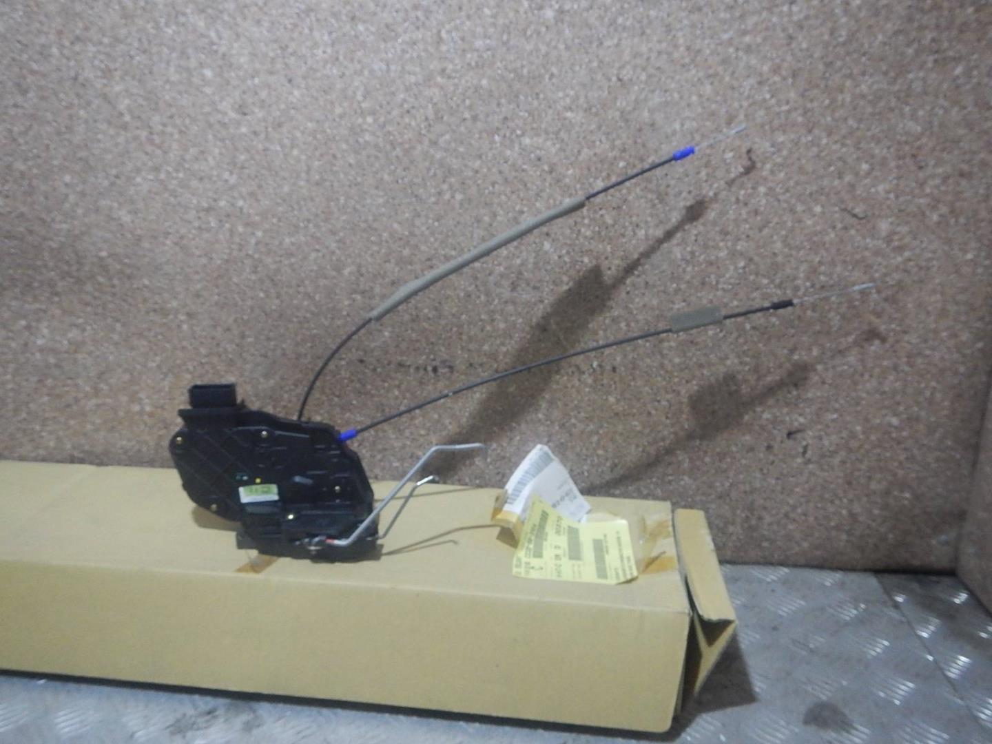 Замок двери передней левой