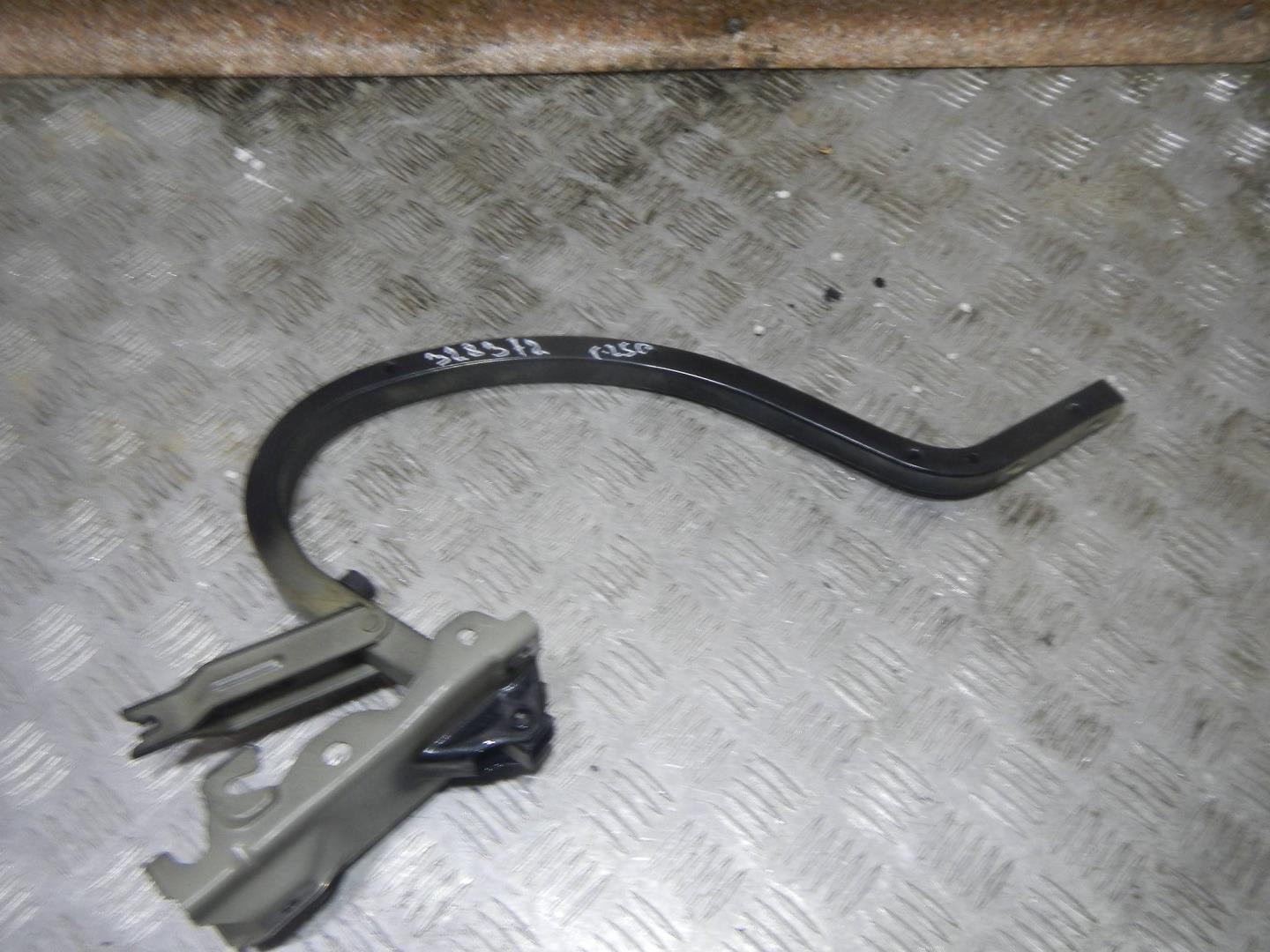 Петля крышки багажника