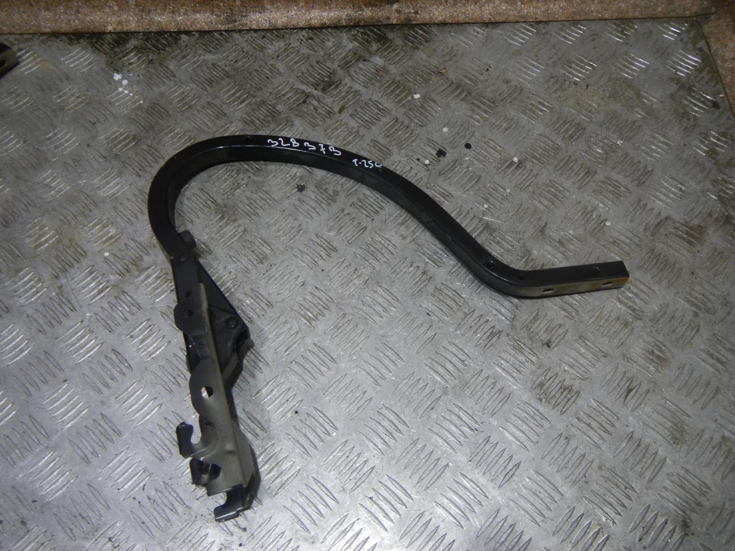 Петля крышки багажника