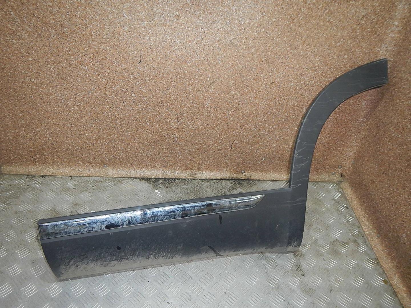 Молдинг задней левой двери