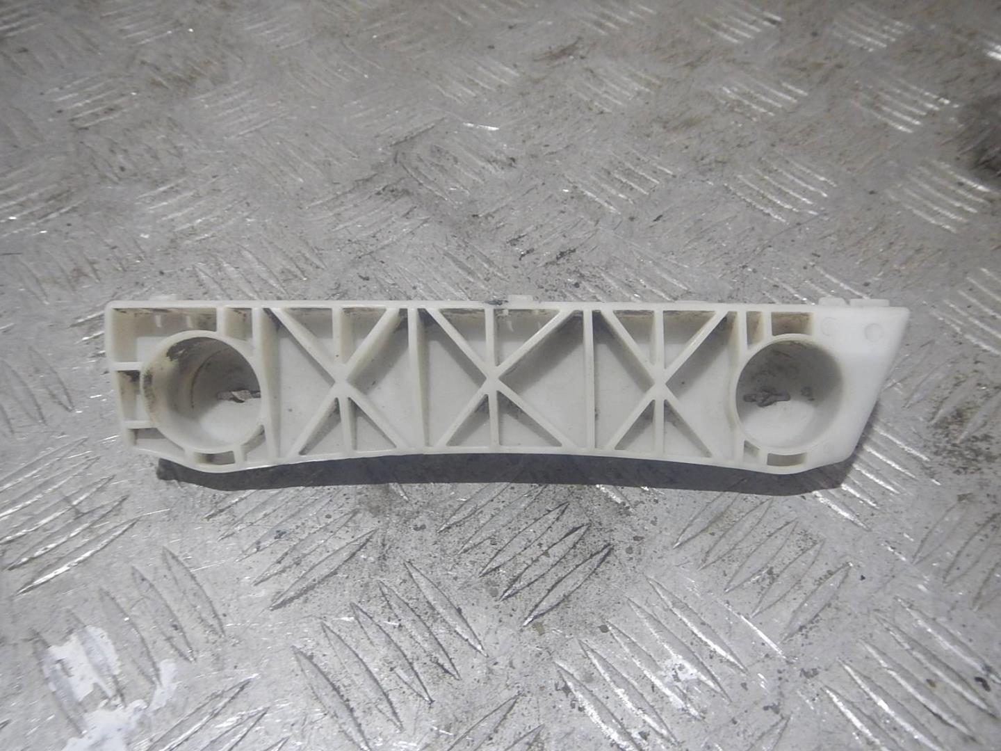 Кронштейн переднего бампера правый