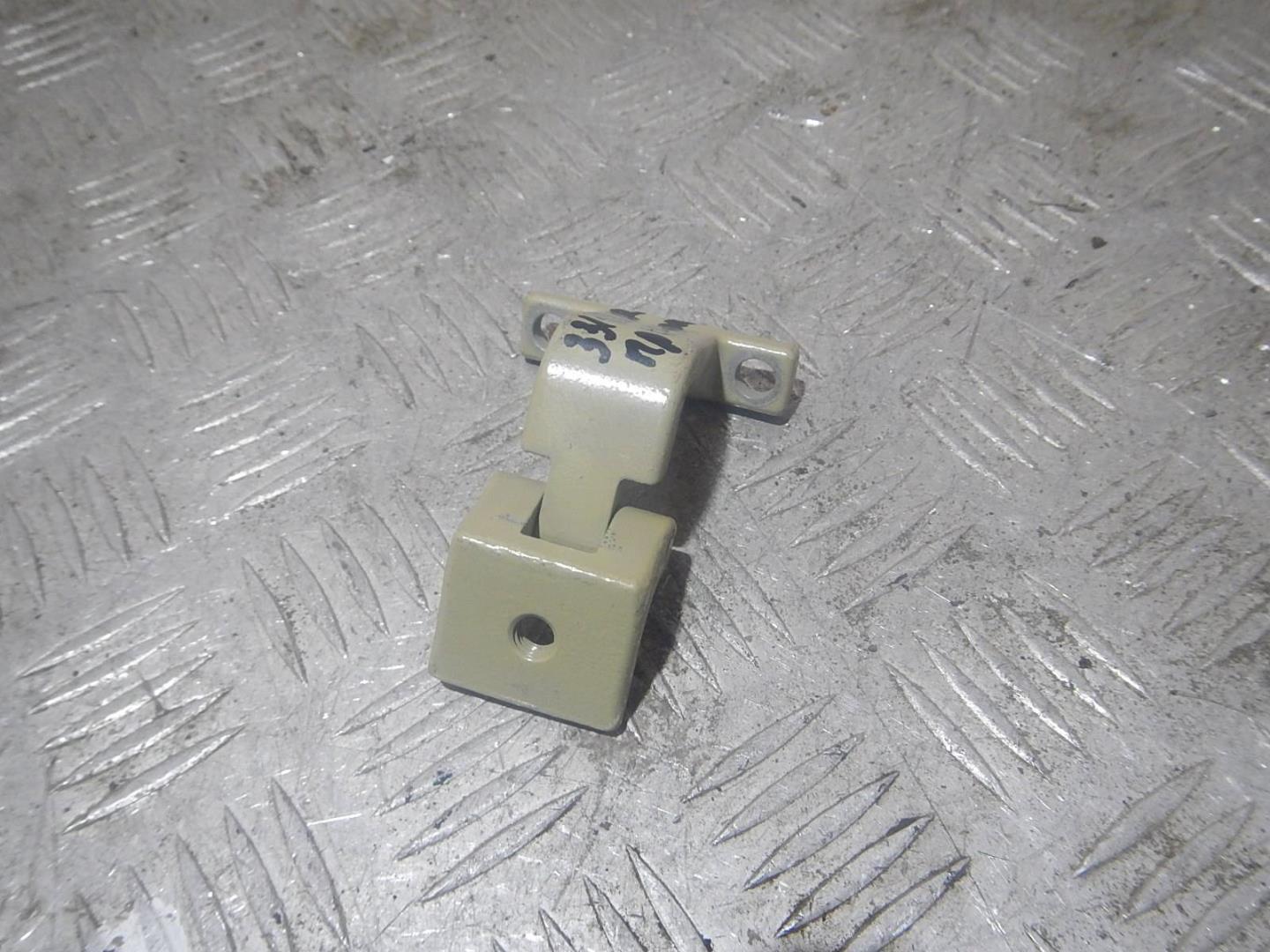 Петля двери багажника