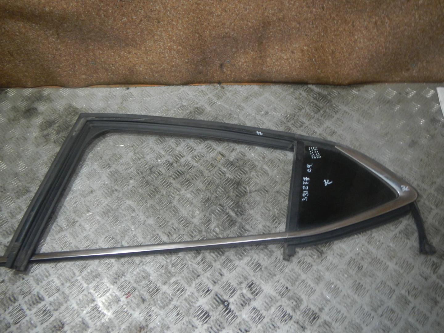 Стекло двери задней левой (форточка)