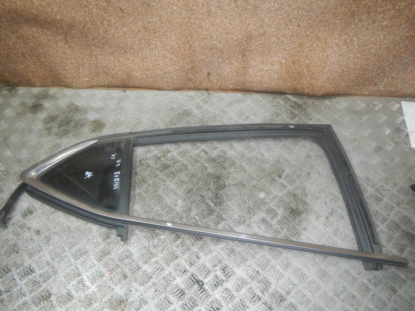 Стекло двери задней правой (форточка)