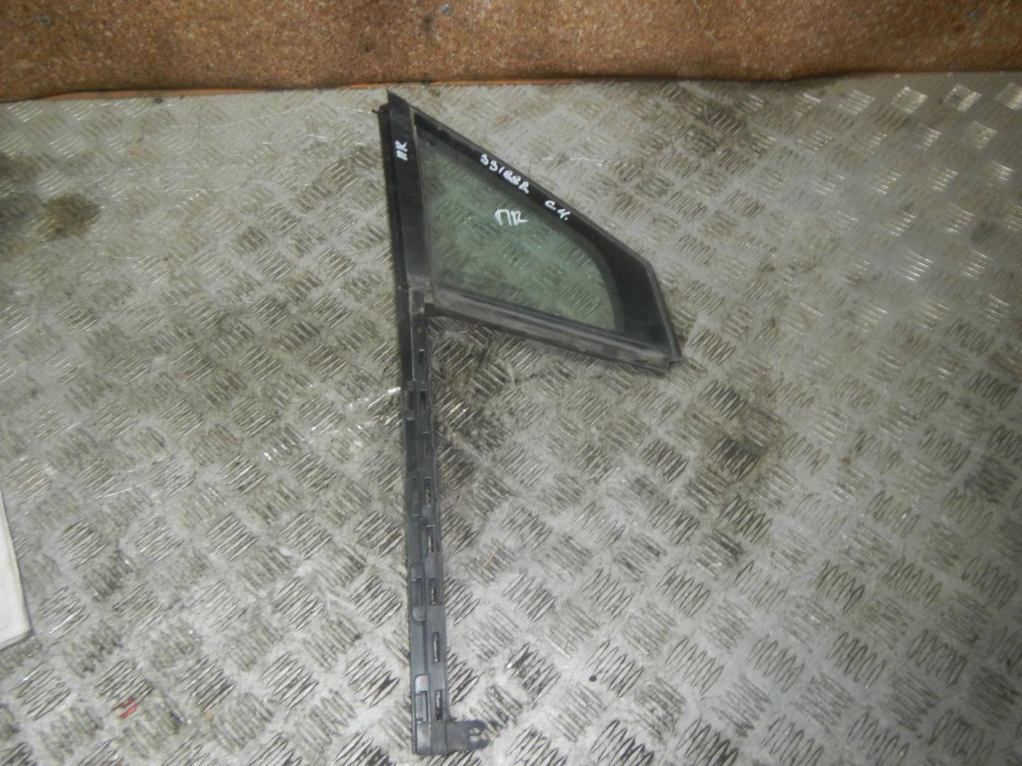 Стекло двери передней правой (форточка)