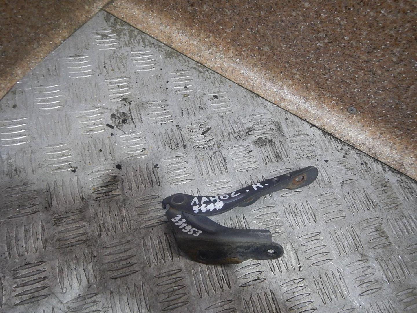 Петля капота правая