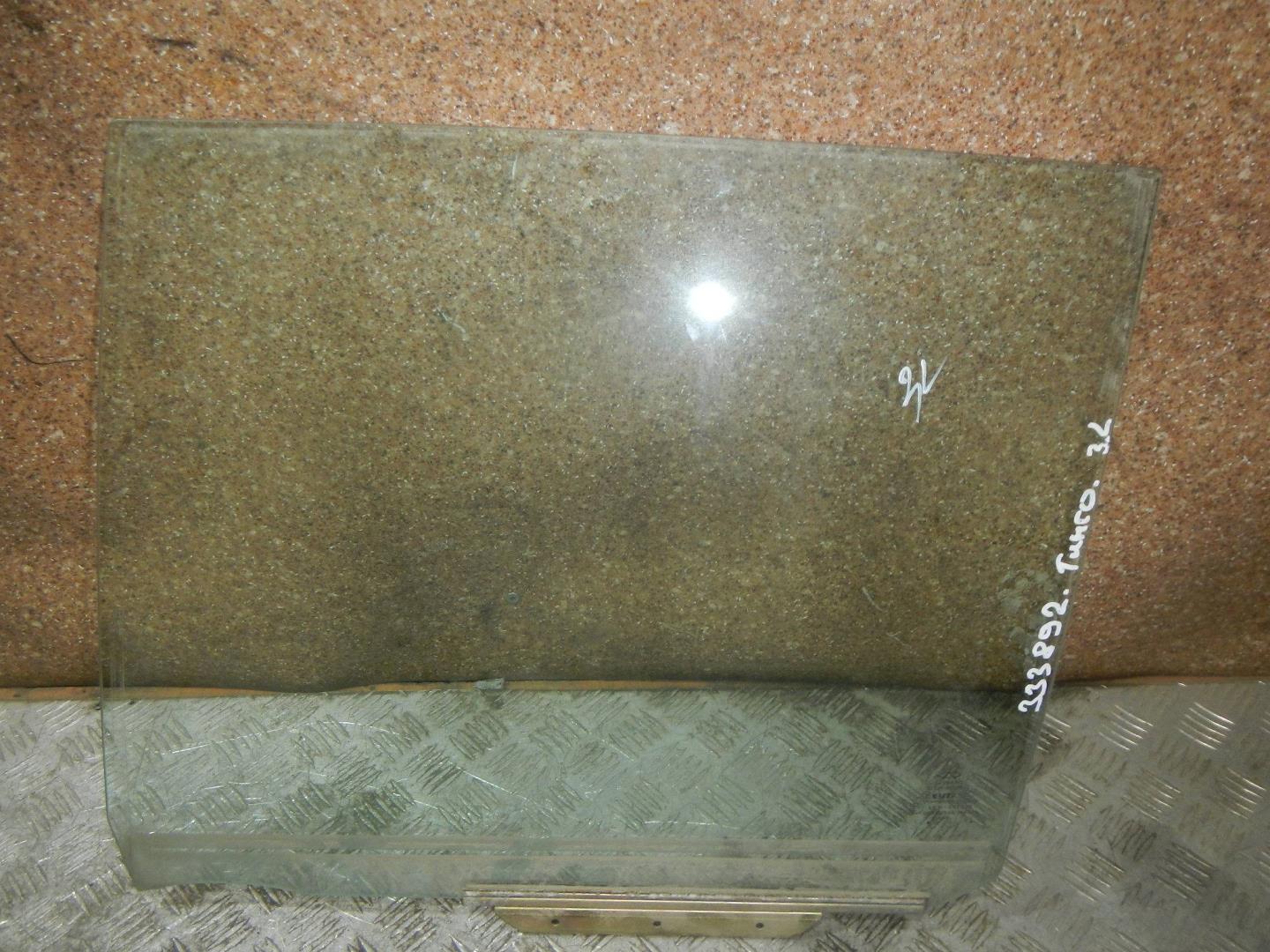 Стекло двери задней левой