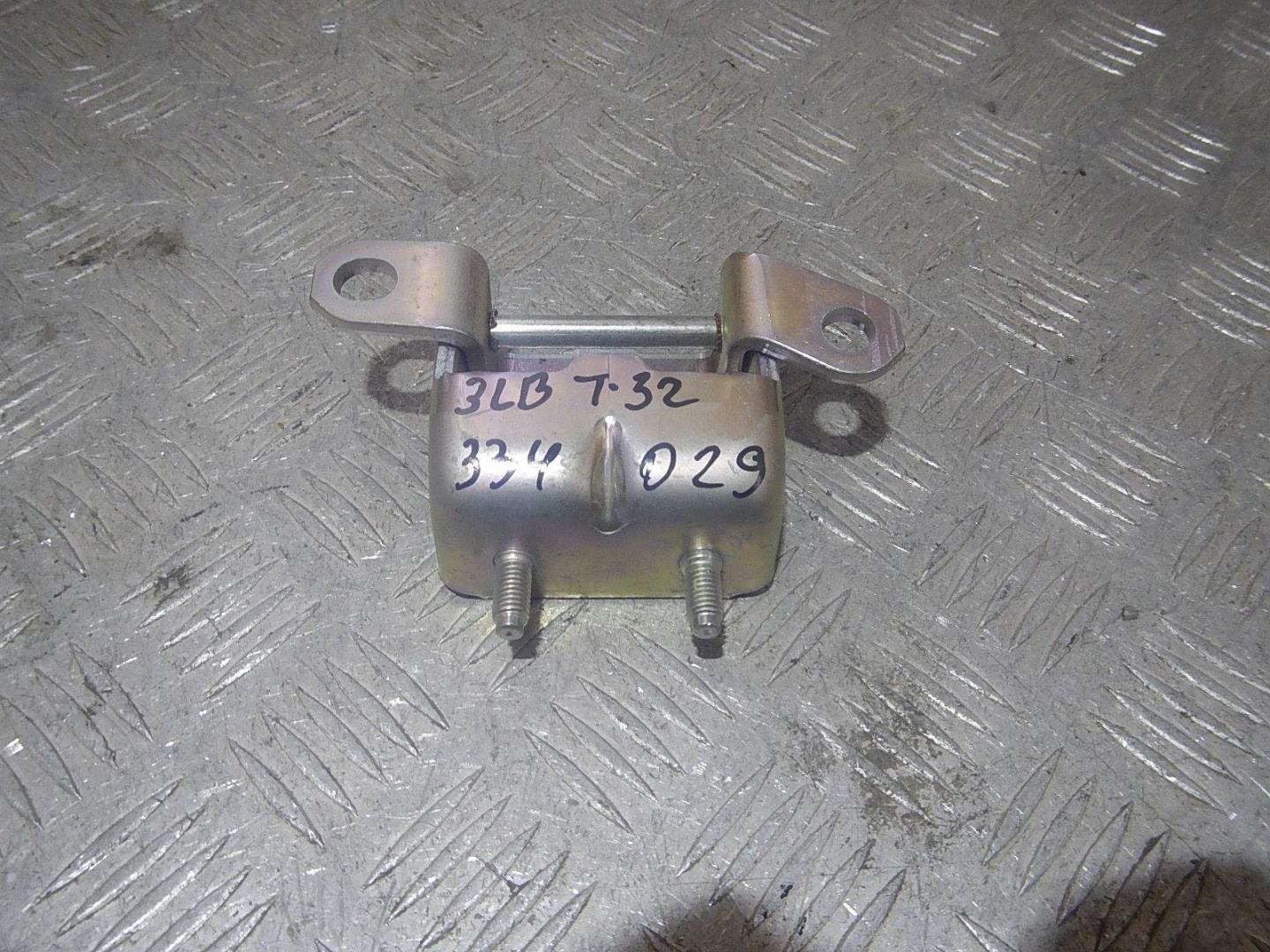 Петля двери задней левой верхняя