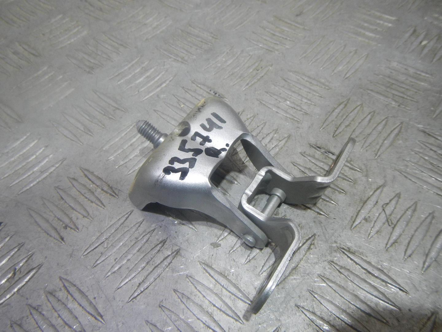 Петля двери багажника