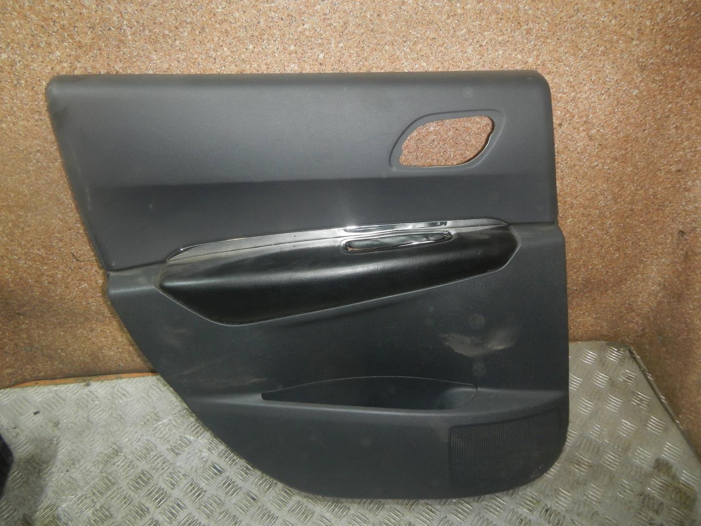Обшивка двери задней левой