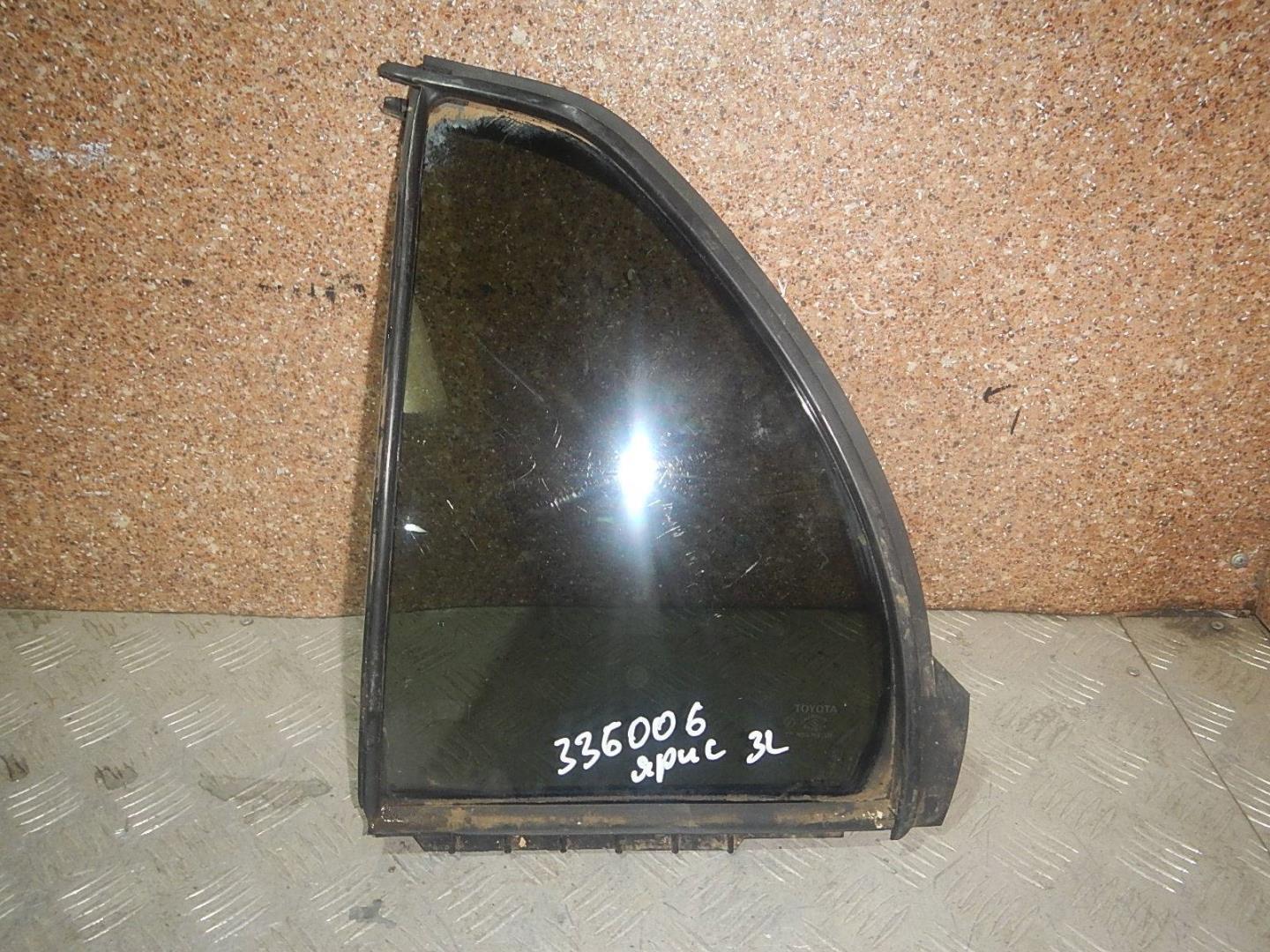 Стекло двери задней левой (форточка)