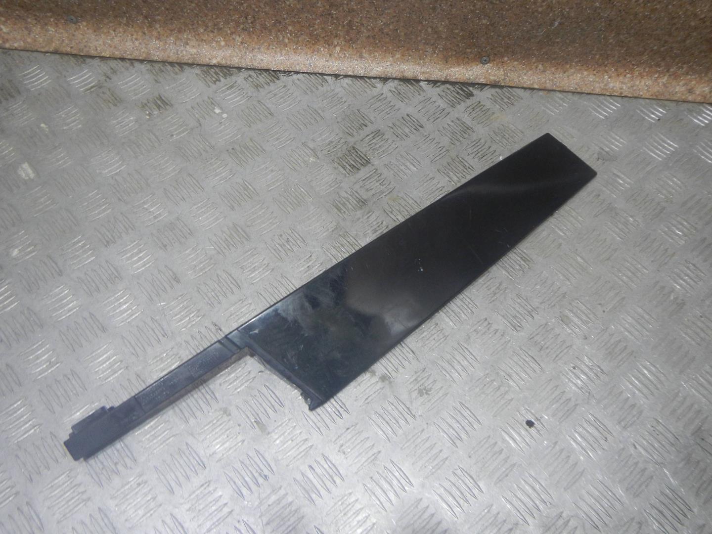 Накладка двери передней левой