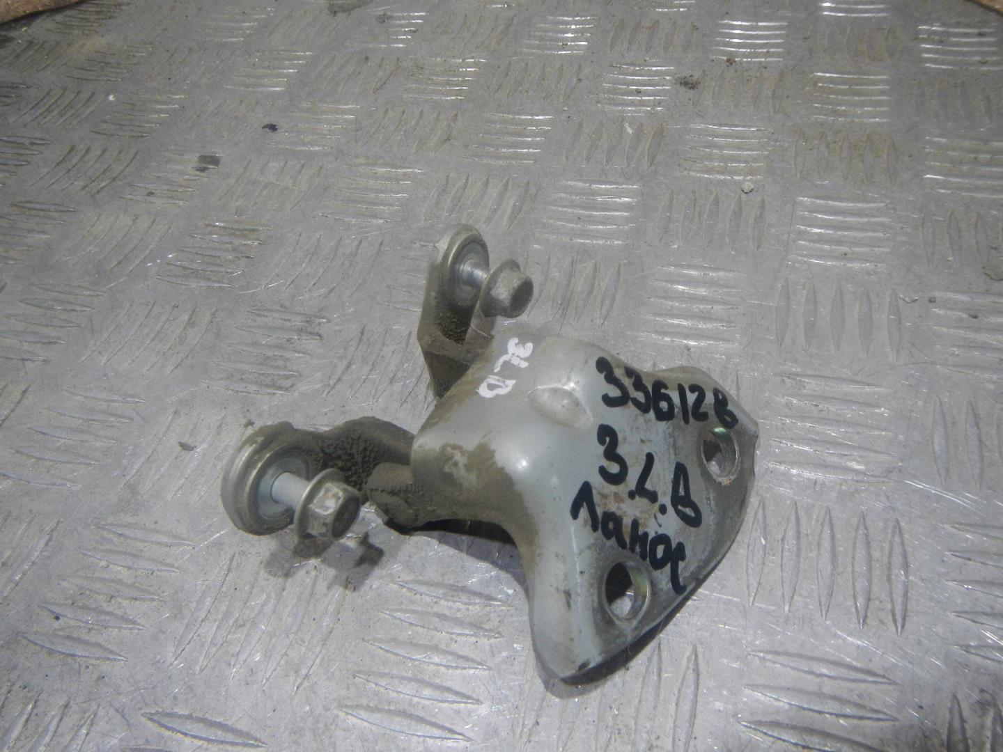 Петля двери задней левой верхняя