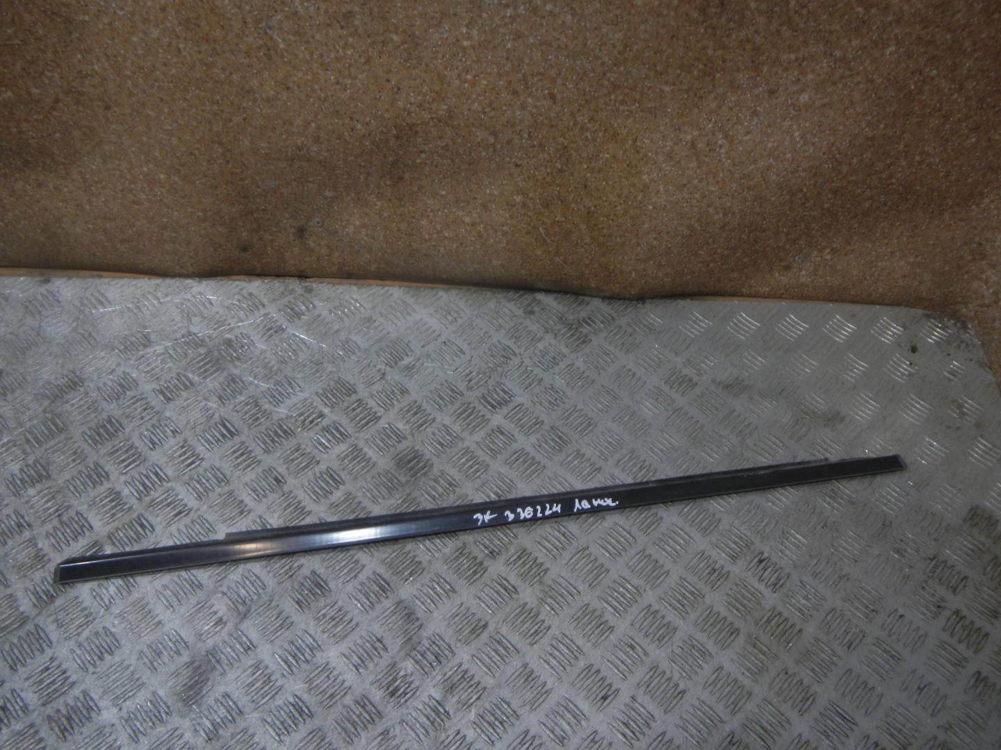 Накладка стекла заднего правого