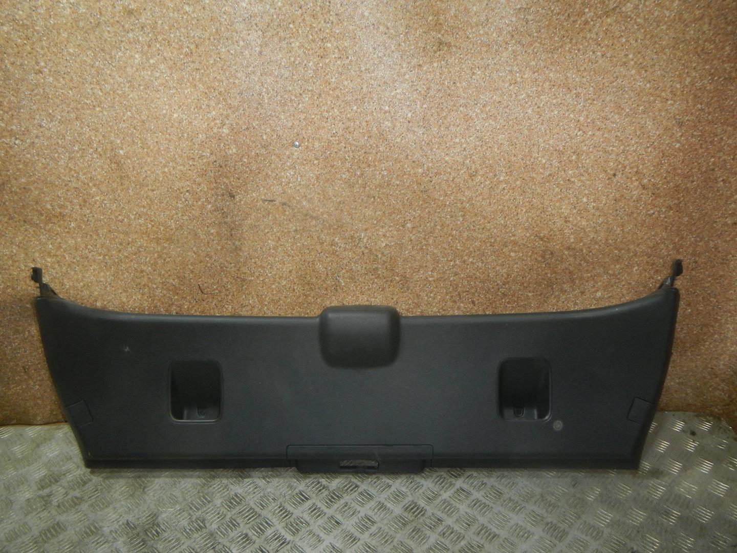 Обшивка двери багажника