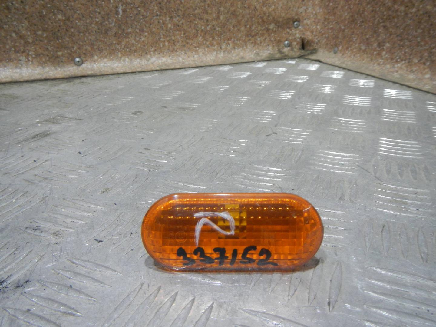 Повторитель на крыло желтый