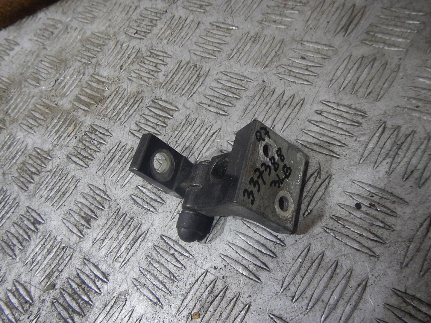 Петля двери задней левой верхняя