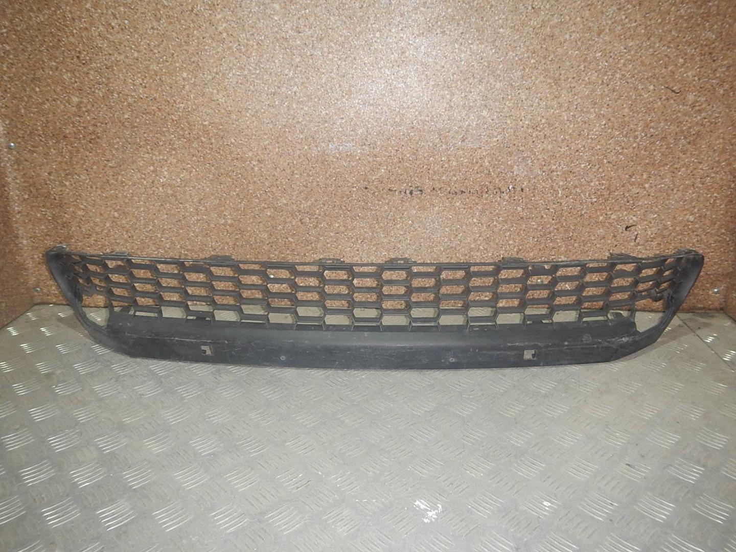 Решетка в бампер центральная