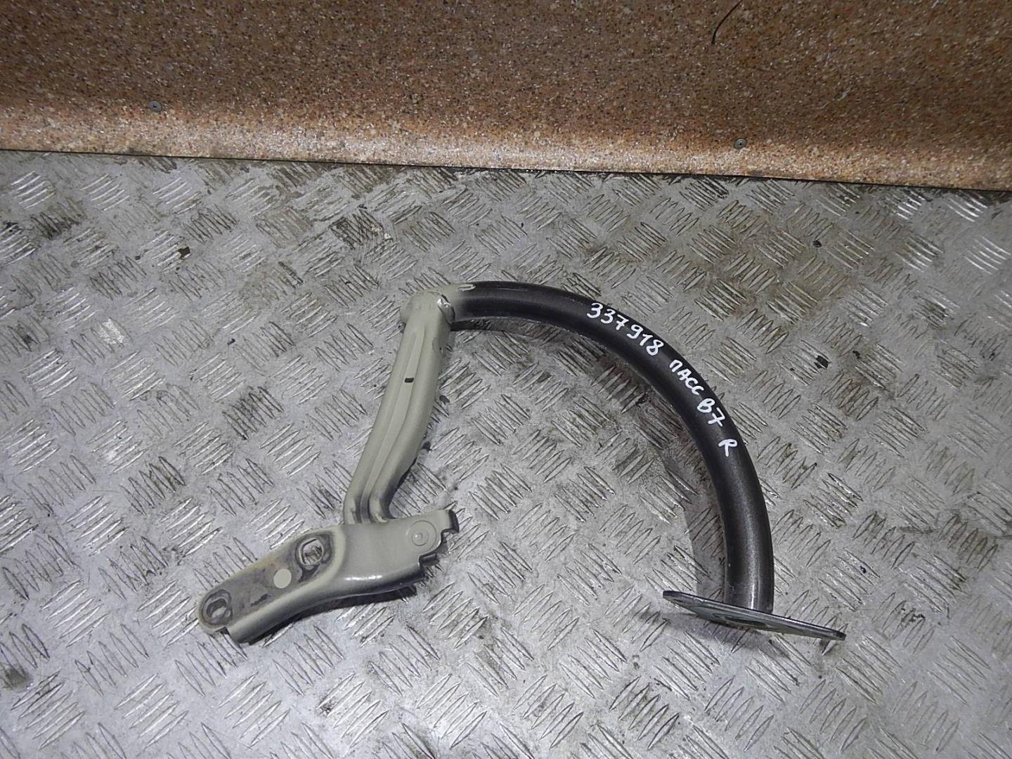 Петля крышки багажника