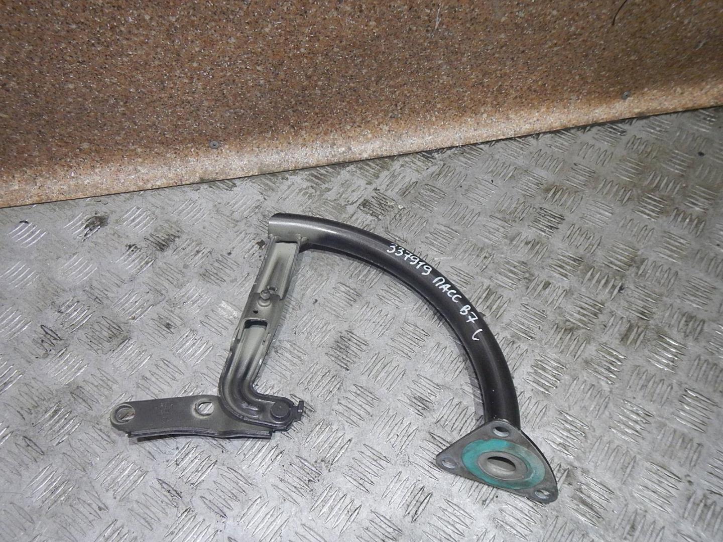 Петля крышки багажника