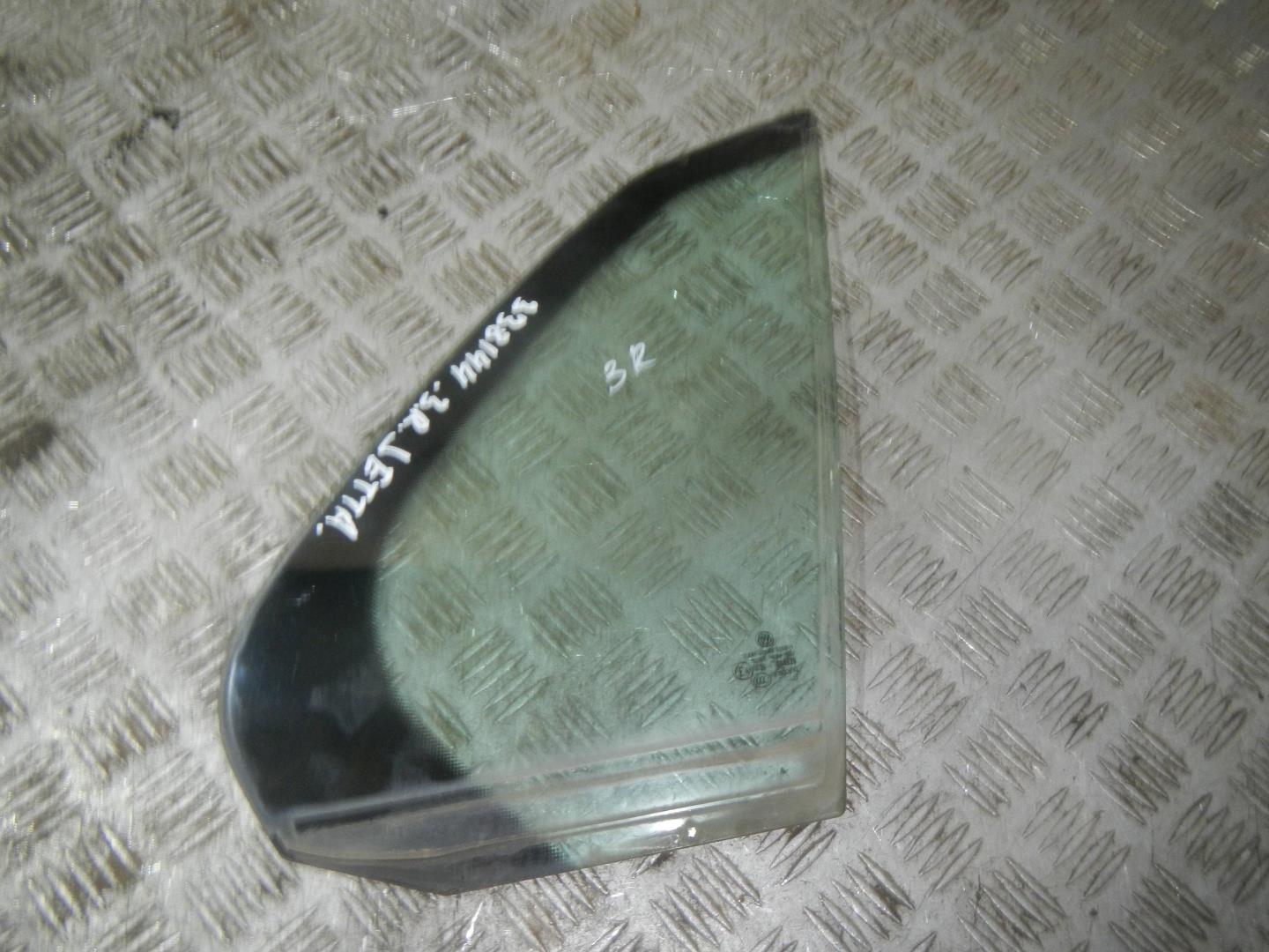 Стекло двери задней правой (форточка)