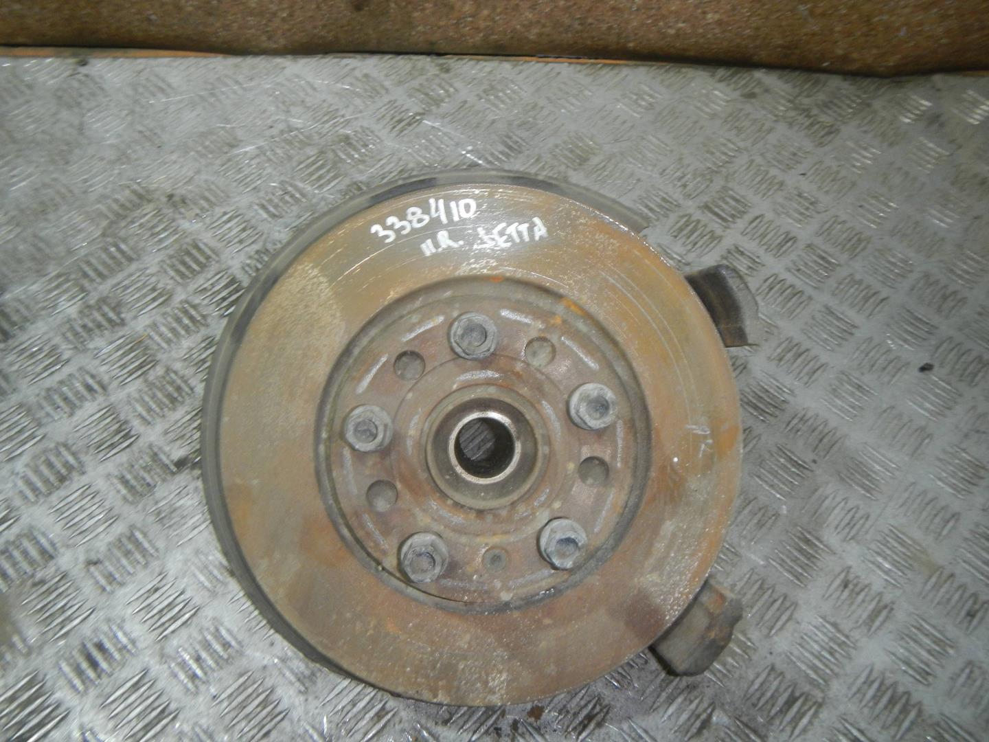 Кулак поворотный передний правый