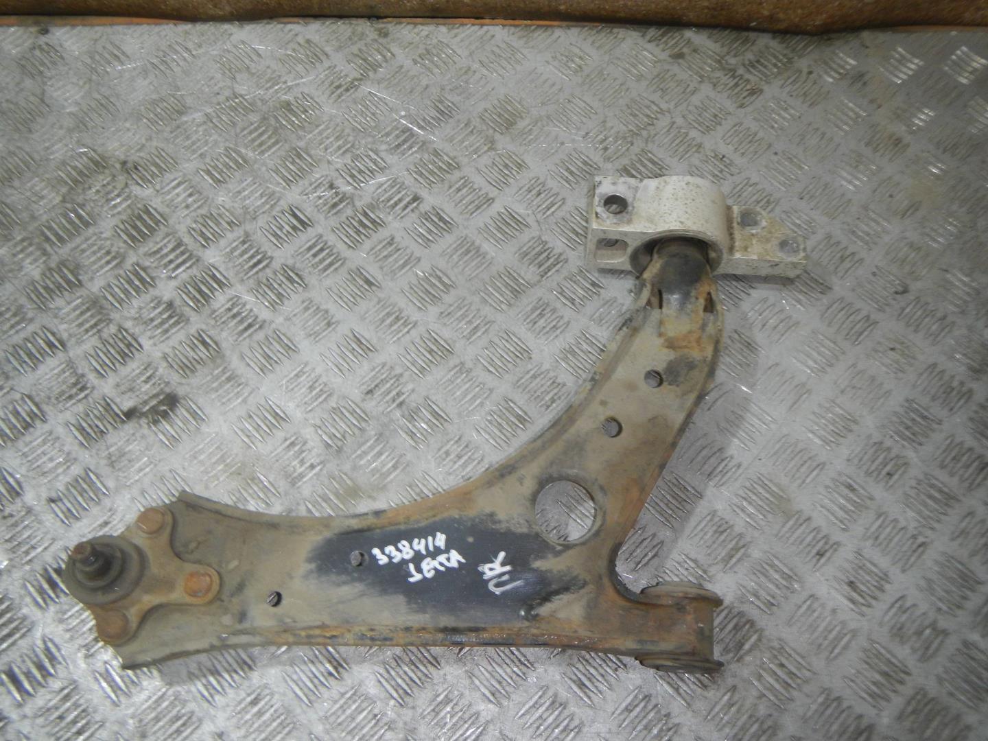 Рычаг передний правый