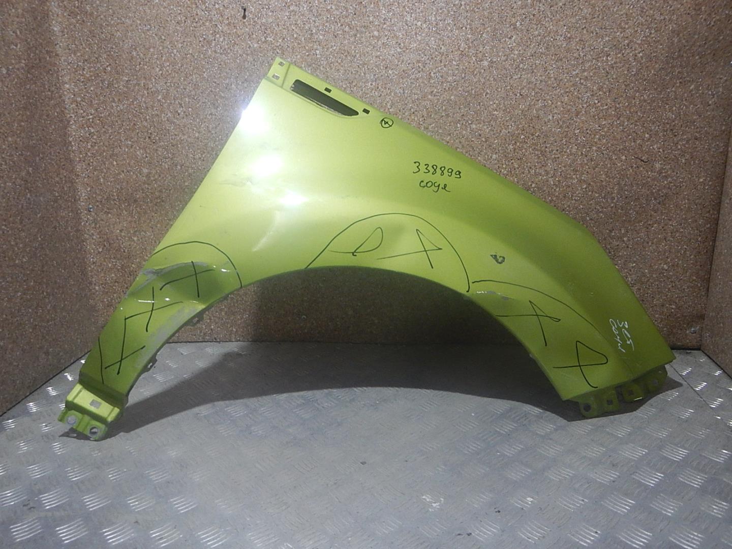 Крыло переднее правое