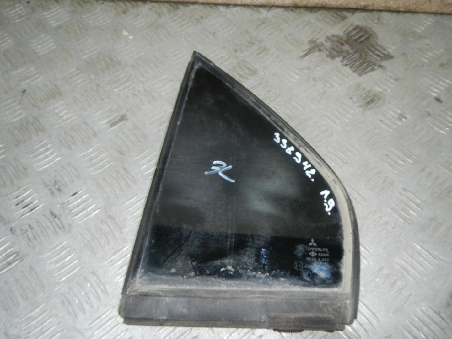 Стекло двери задней левой (форточка)