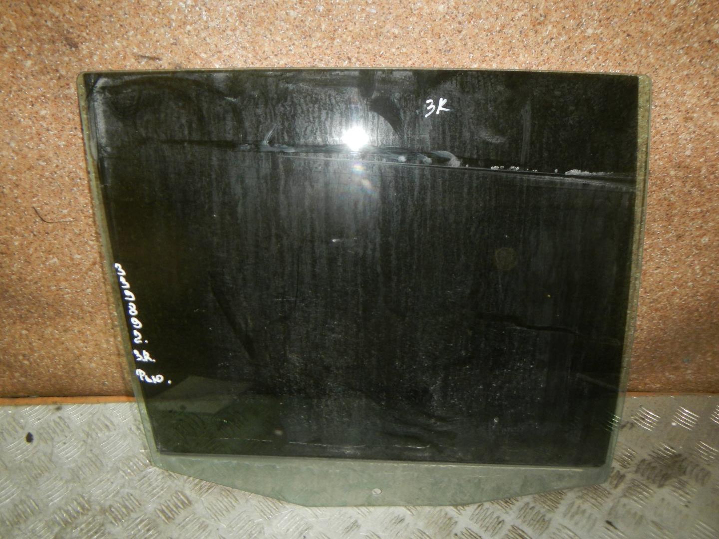 Стекло двери задней правой