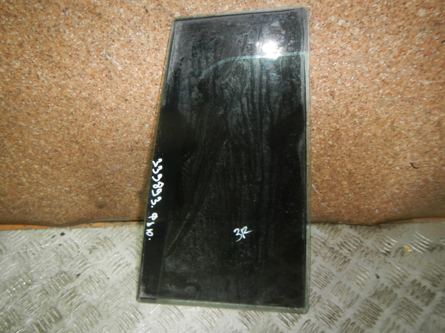 Стекло двери задней правой (форточка)