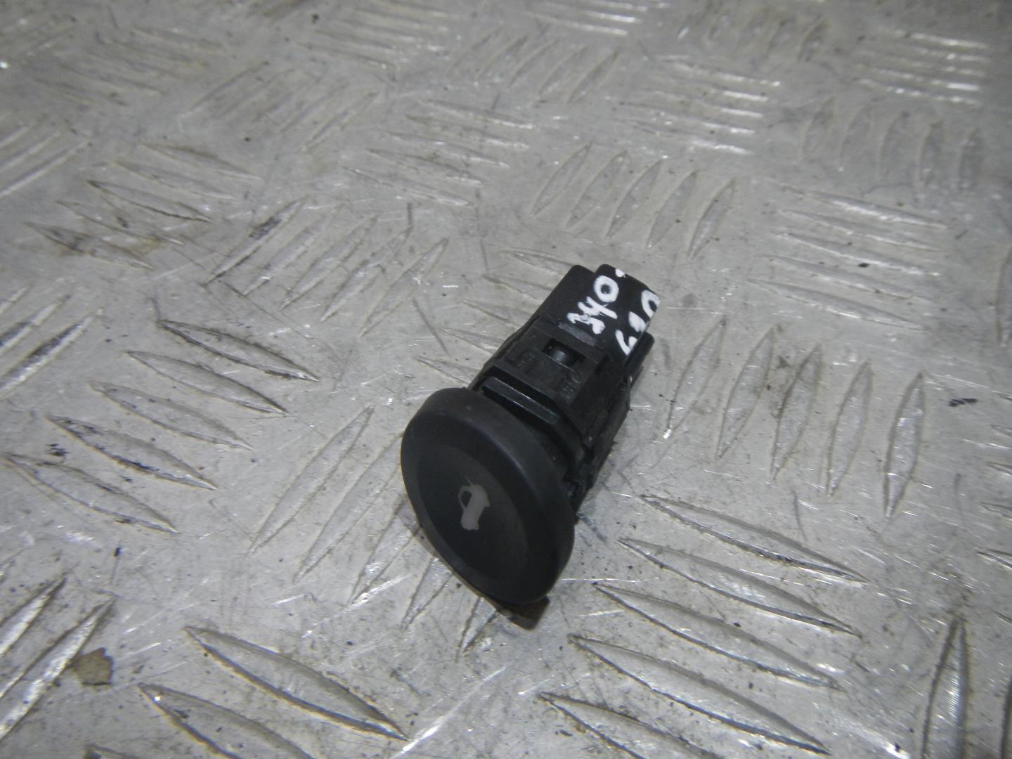 Кнопка открывания багажника