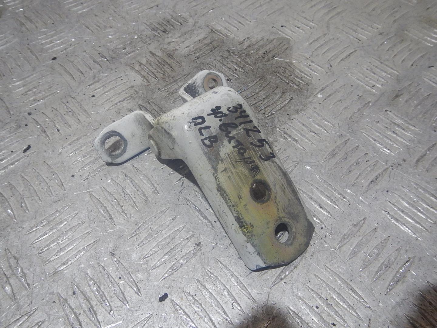 Петля двери передней левой верхняя