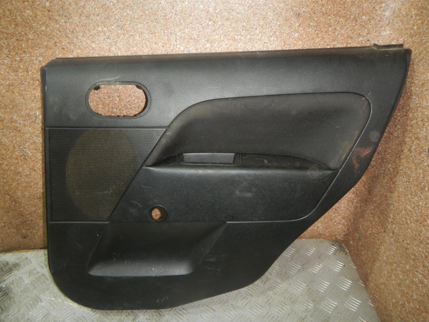 Обшивка двери задней правой