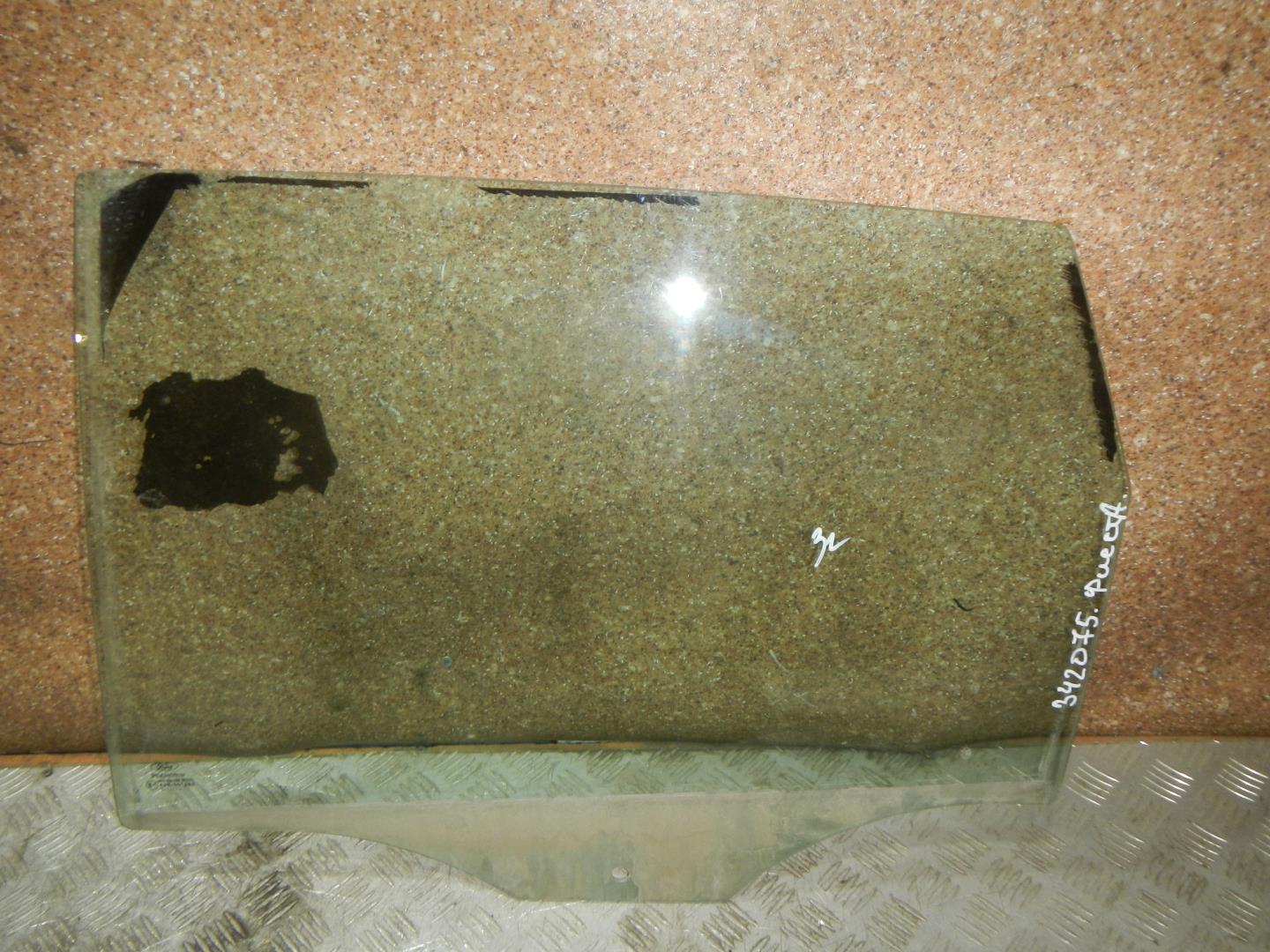 Стекло двери задней левой