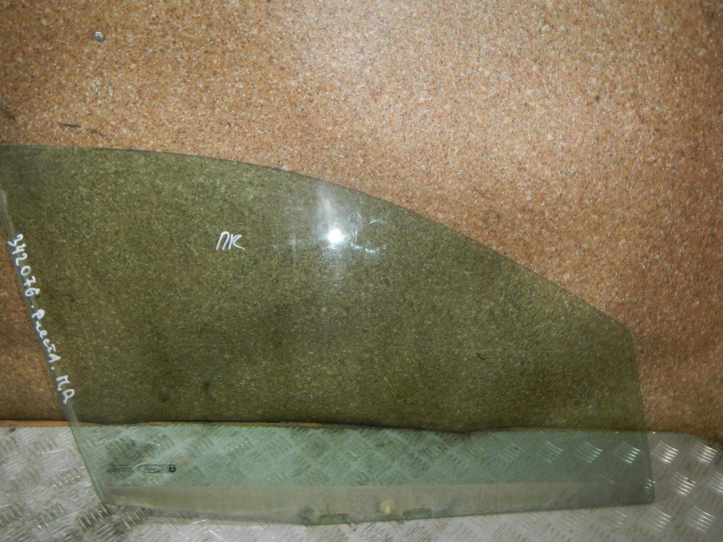 Стекло двери передней правой