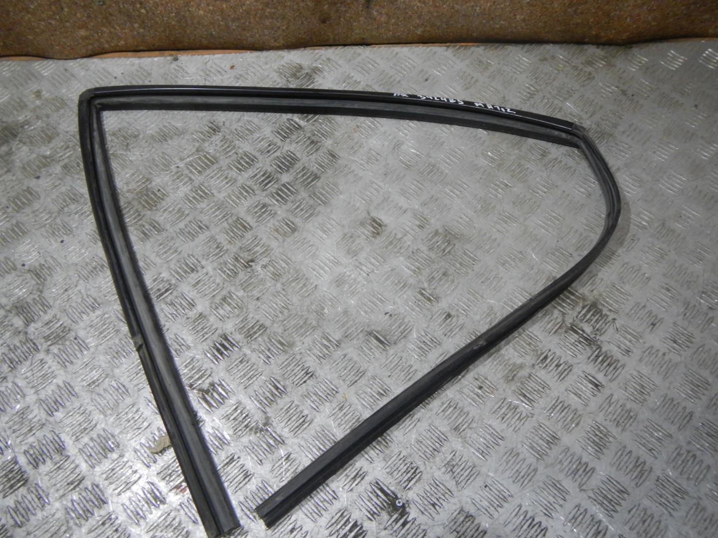 Уплотнитель стекла двери