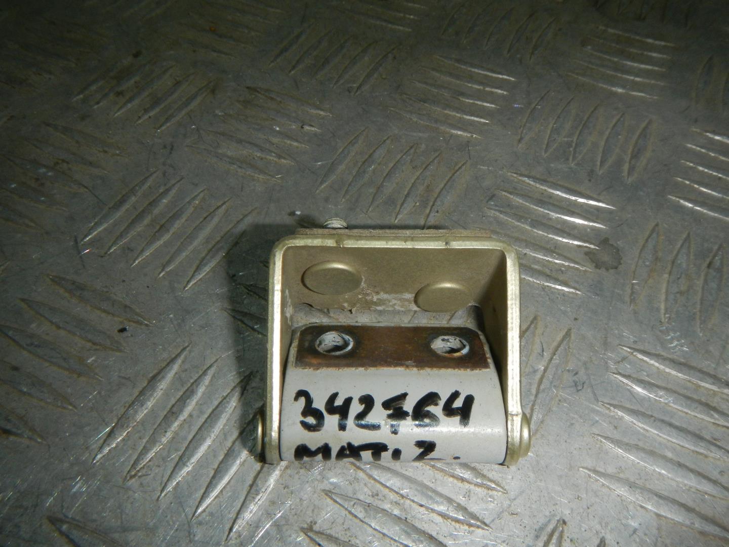 Петля двери багажника