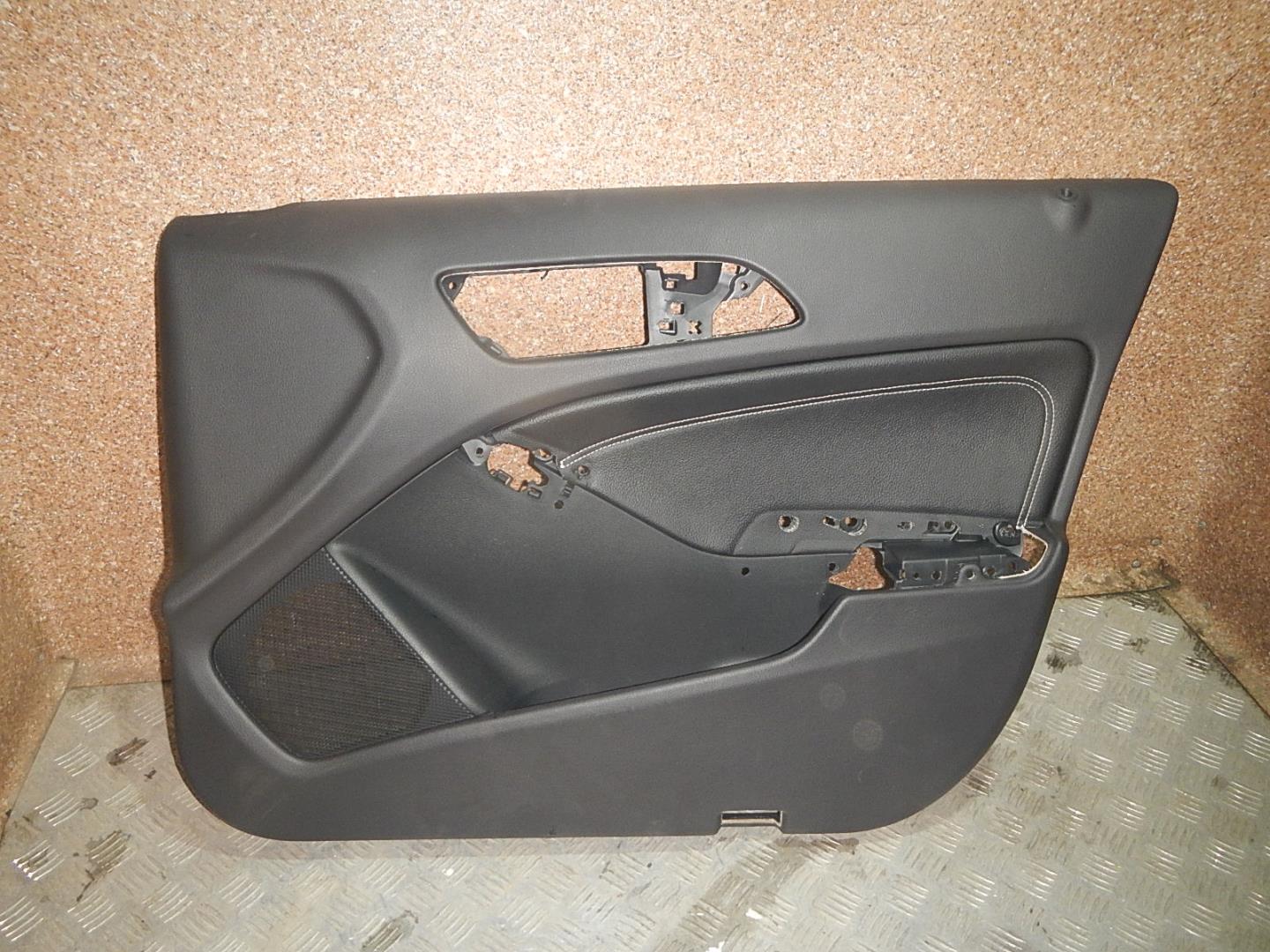 Обшивка двери передней правой