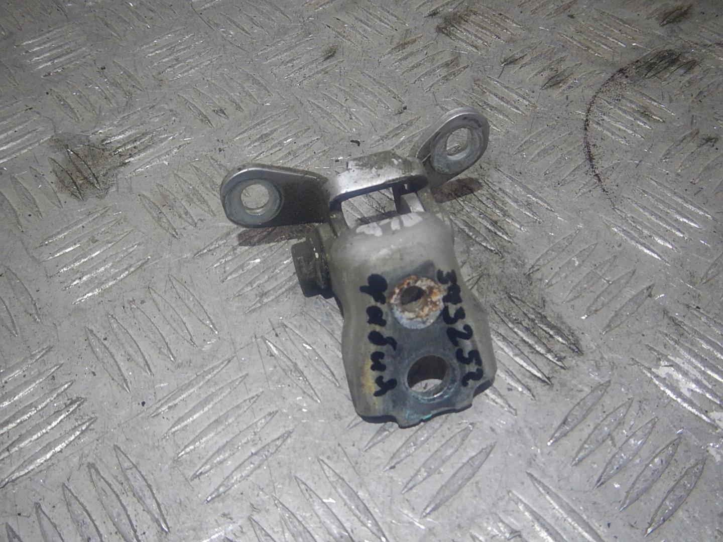 Петля двери передней левой верхняя