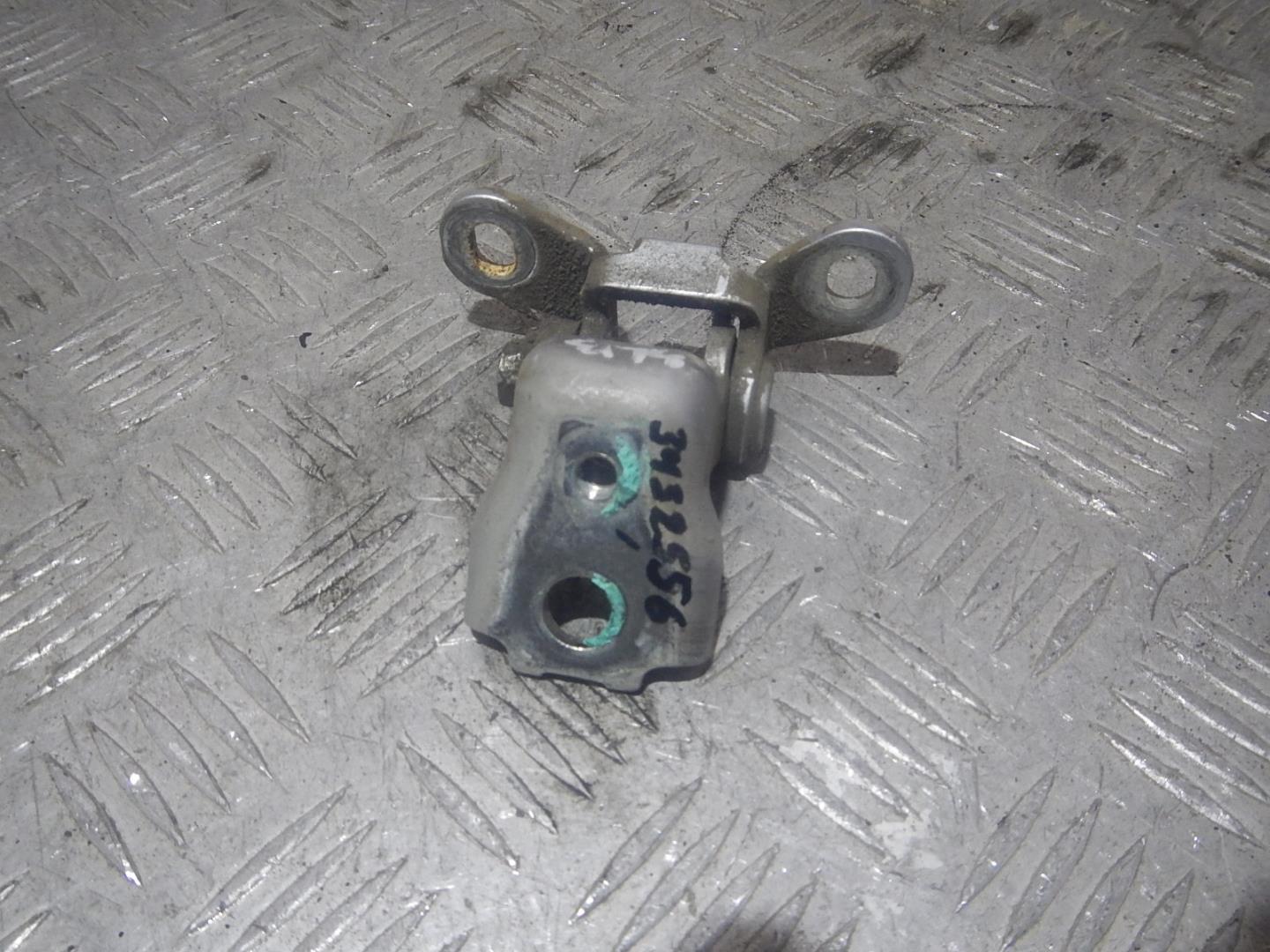 Петля двери задней левой верхняя