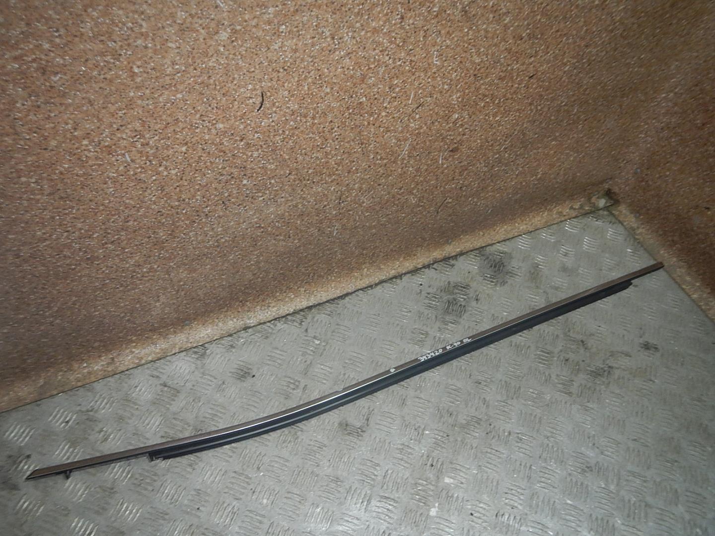 Накладка лобового стекла левая