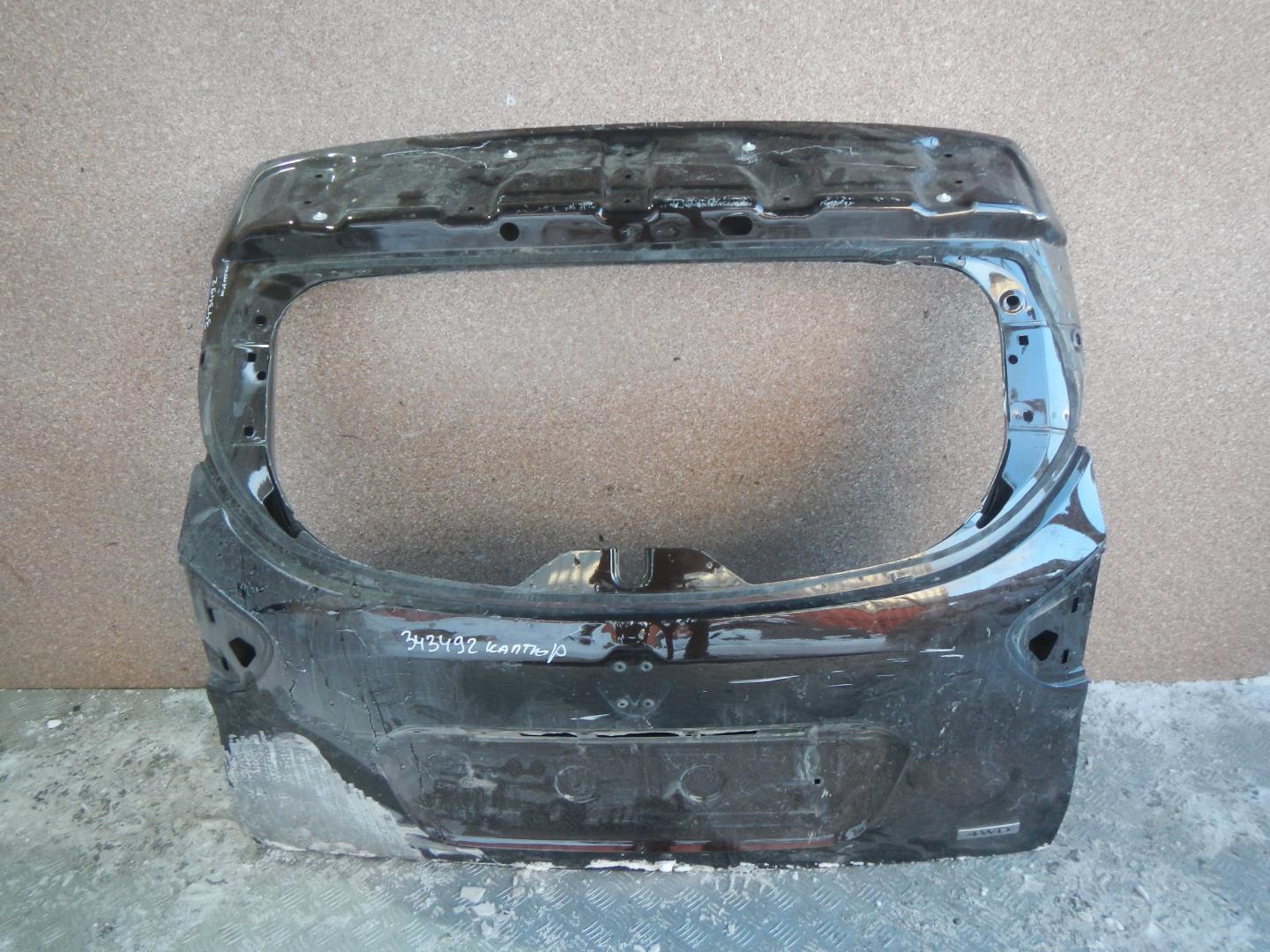 Дверь багажника