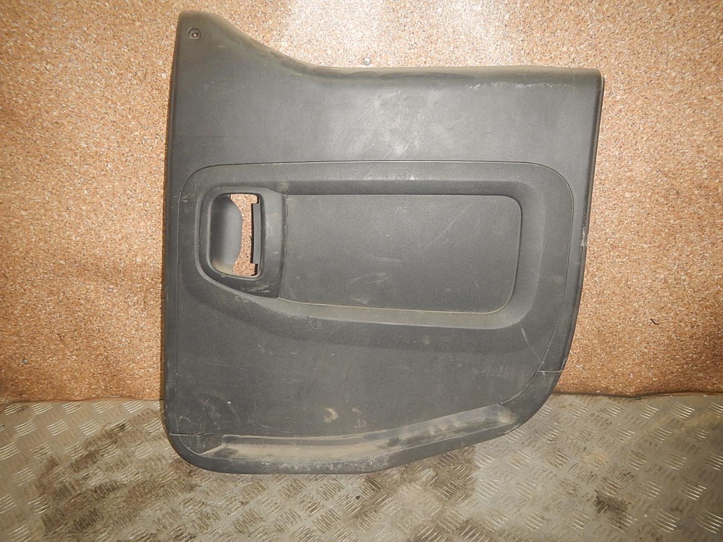 Обшивка двери задней правой