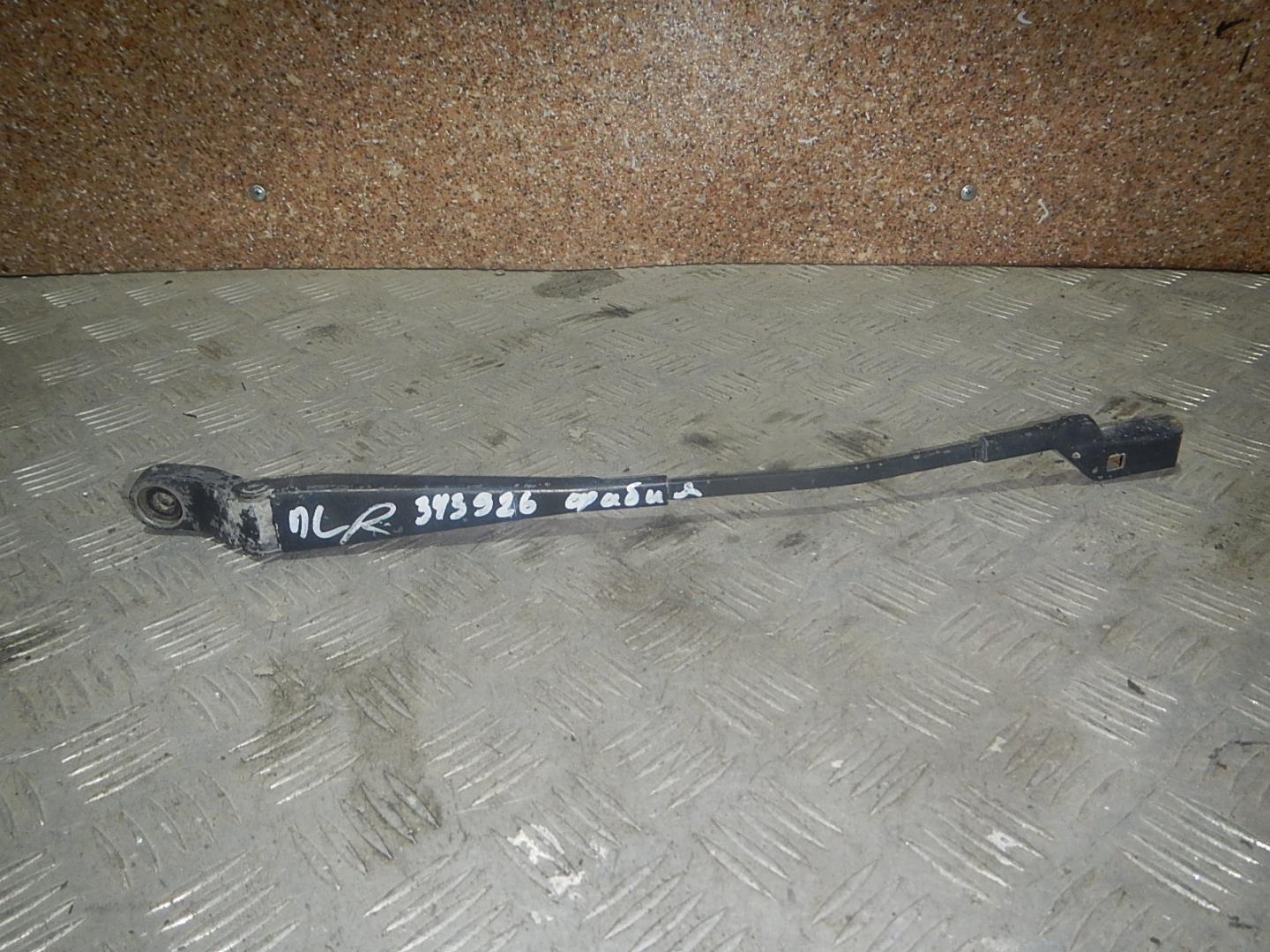 Поводок стеклоочистителя передний левый