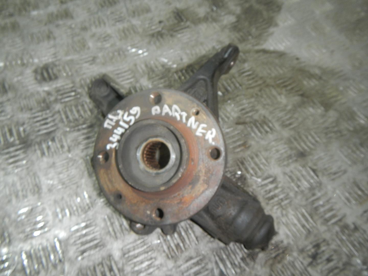 Кулак поворотный передний левый