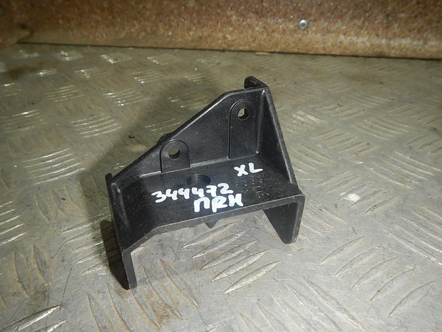 Кронштейн фар правый