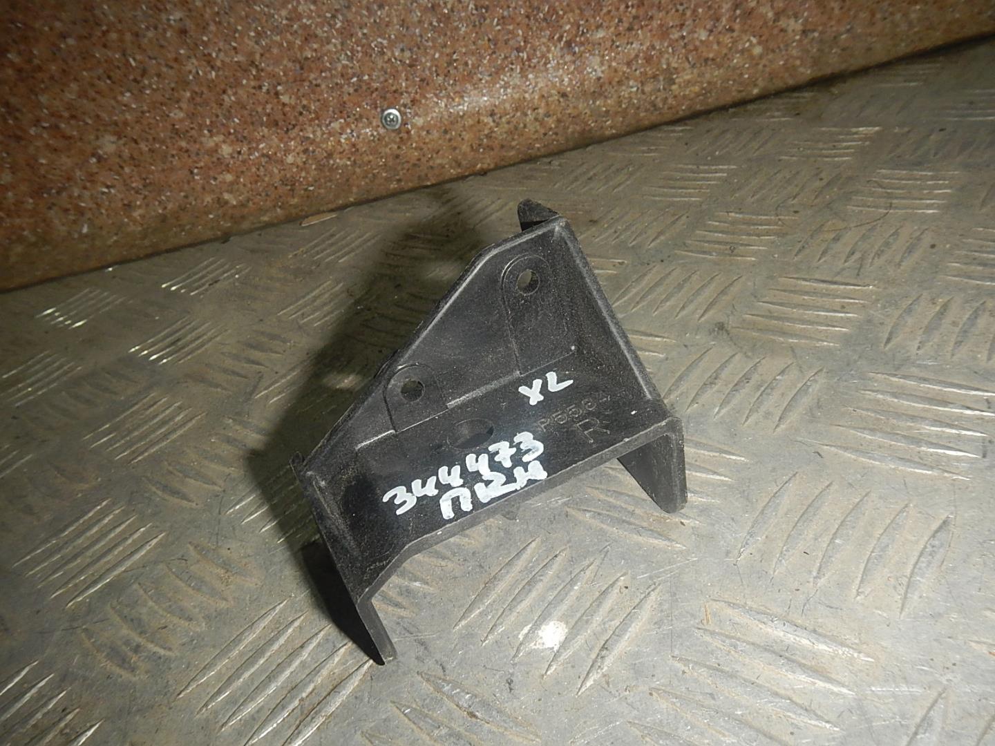 Кронштейн фар правый