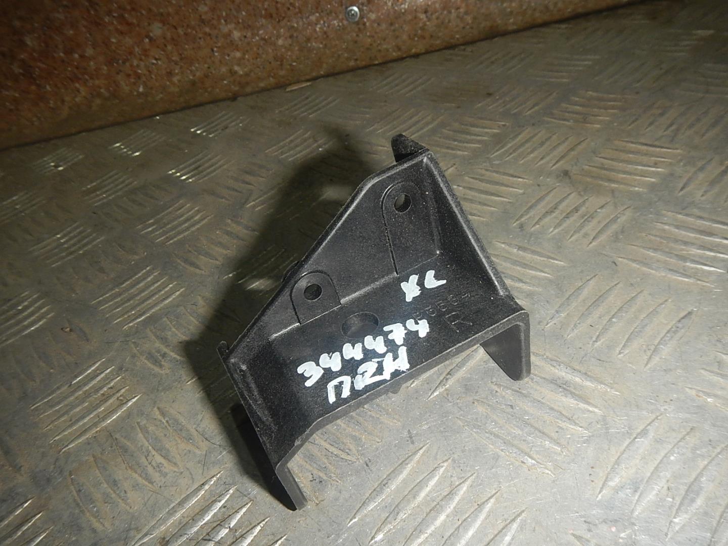 Кронштейн фар правый