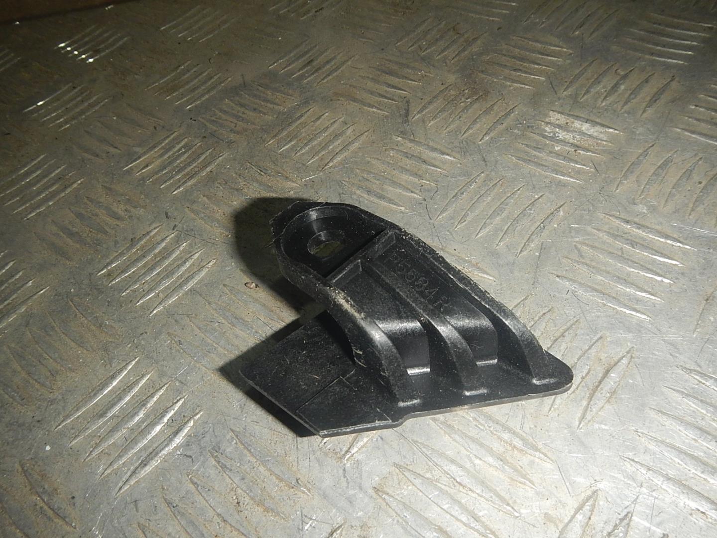 Кронштейн фар правый